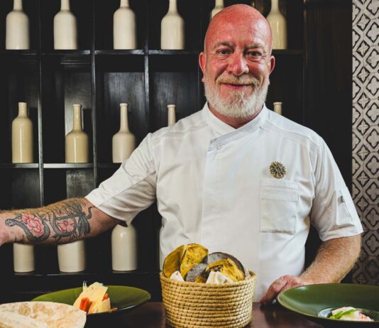 Chef reconocido por su compromiso por los ingredientes locales y el uso de técnicas ancestrales arriba a UNICO 20°87° Hotel Riviera Maya