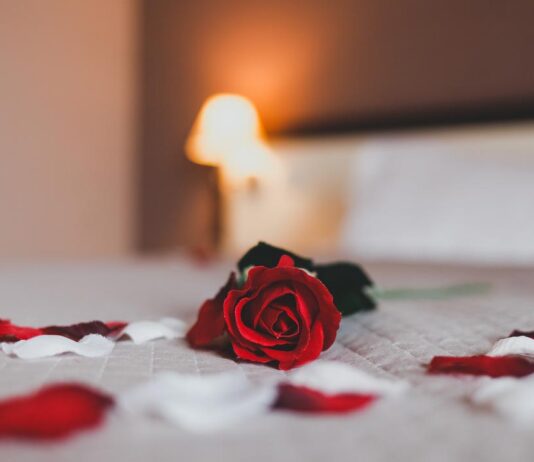 ¿Viajar salva relaciones? La conexión entre los viajes y la felicidad en pareja este San Valentín