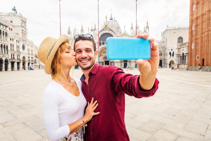Beatiful,Young,Couple,Having,Fun,While,Visiting,Venice,-,Tourists