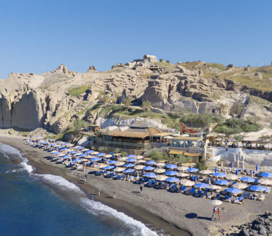 Royal Caribbean inaugura el Royal Beach Club Santorini y redefine la forma de vivir la isla griega